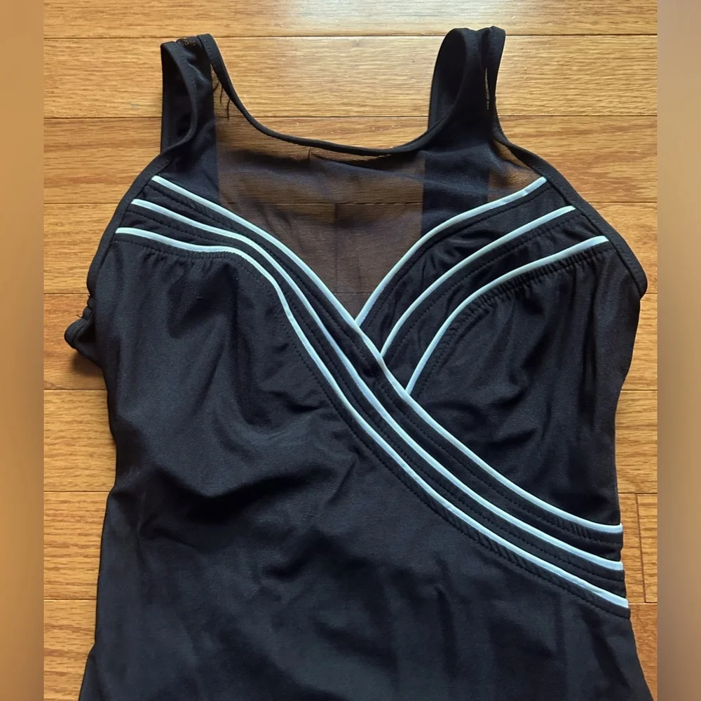 NWOT Black/White One Piece Swimsuit - US 10